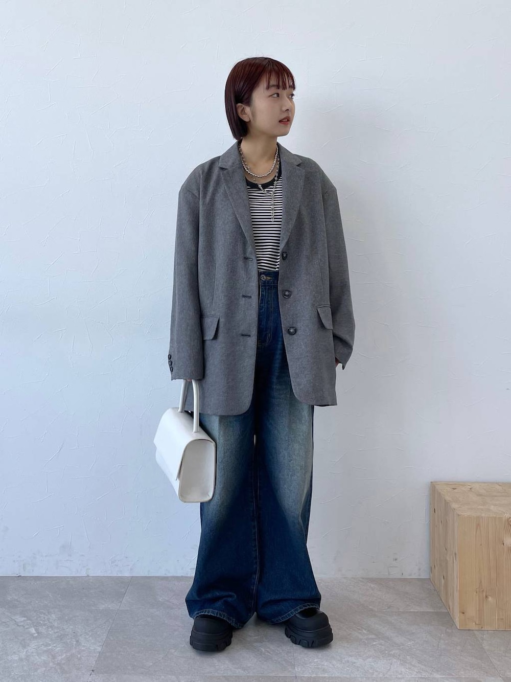 「デニムパンツ、春コーデ、カジュアル」｜「JEANASISのタックデニムワイドパンツ/974143（デニムパンツ、ブルー系）」を使った、山形真理さん（レディース・155cm）の冬コーディネートの1枚目の写真