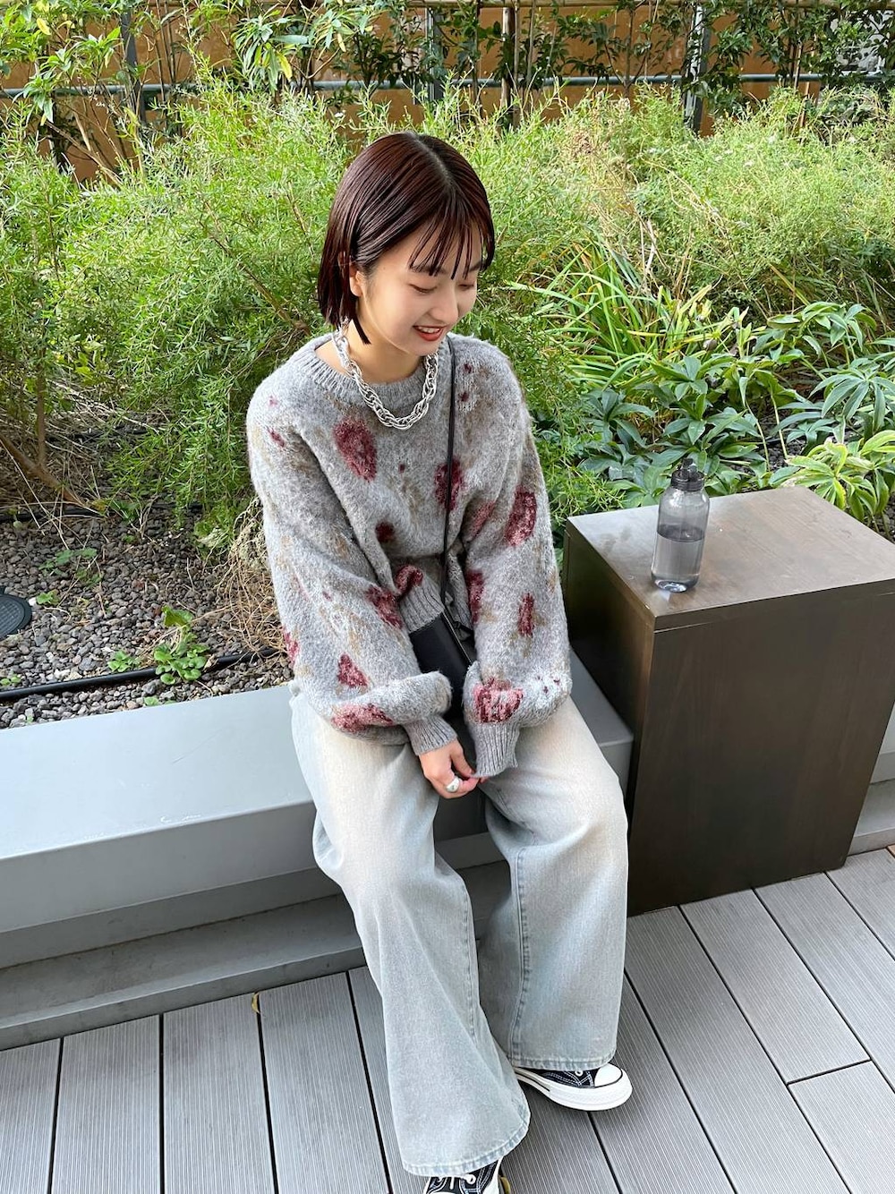 「デニムパンツ、ニット、カジュアル」｜「JEANASISのタックデニムワイドパンツ/974143（デニムパンツ、ブルー系）」を使った、山形真理さん（レディース・155cm）の冬コーディネートの1枚目の写真