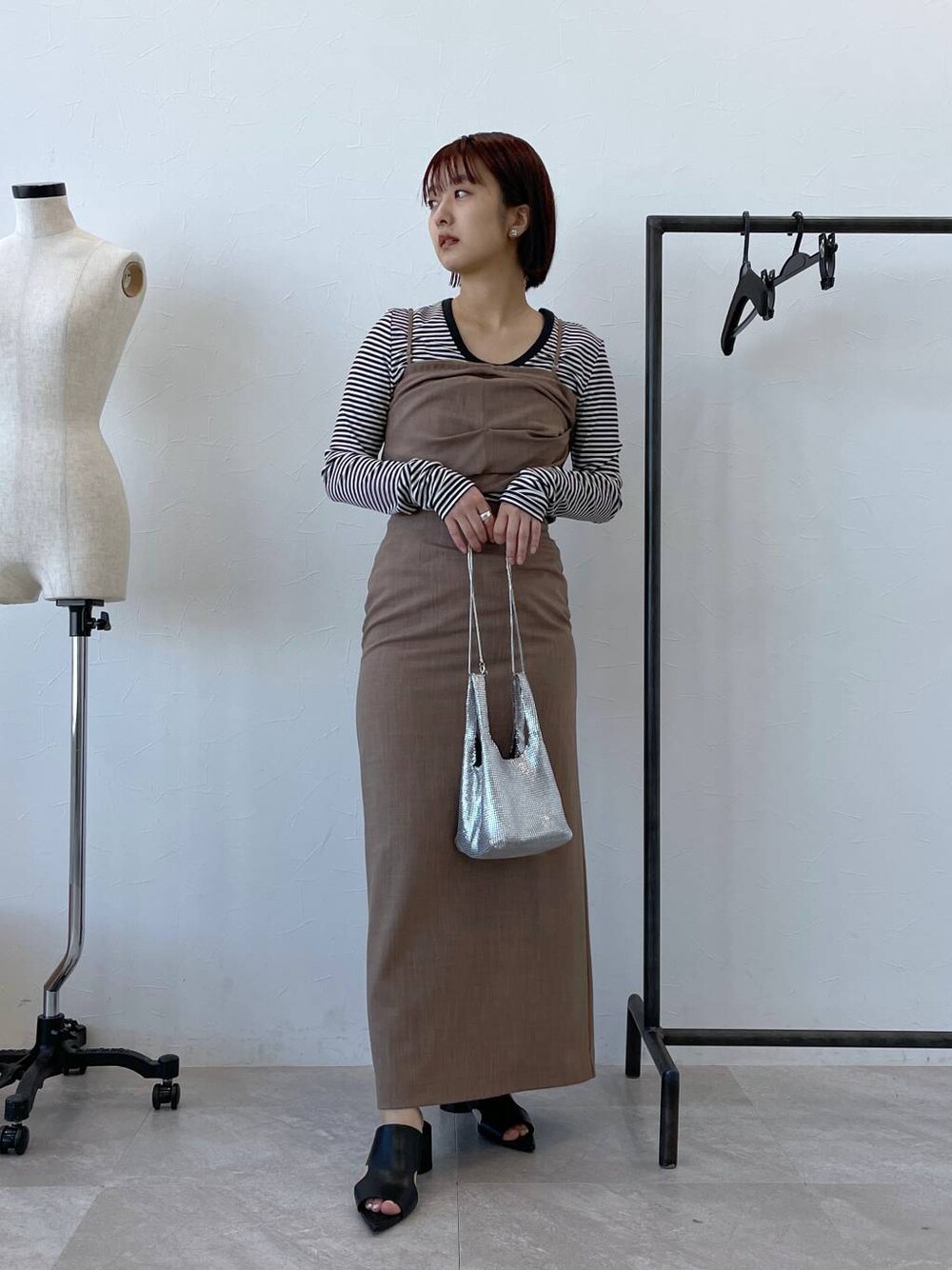 「セットアップ、きれいめ、カジュアル」｜「A part byのキラキラバッグ（ショルダーバッグ、シルバー系）」を使った、山形真理さん（レディース・155cm）の冬コーディネートの1枚目の写真