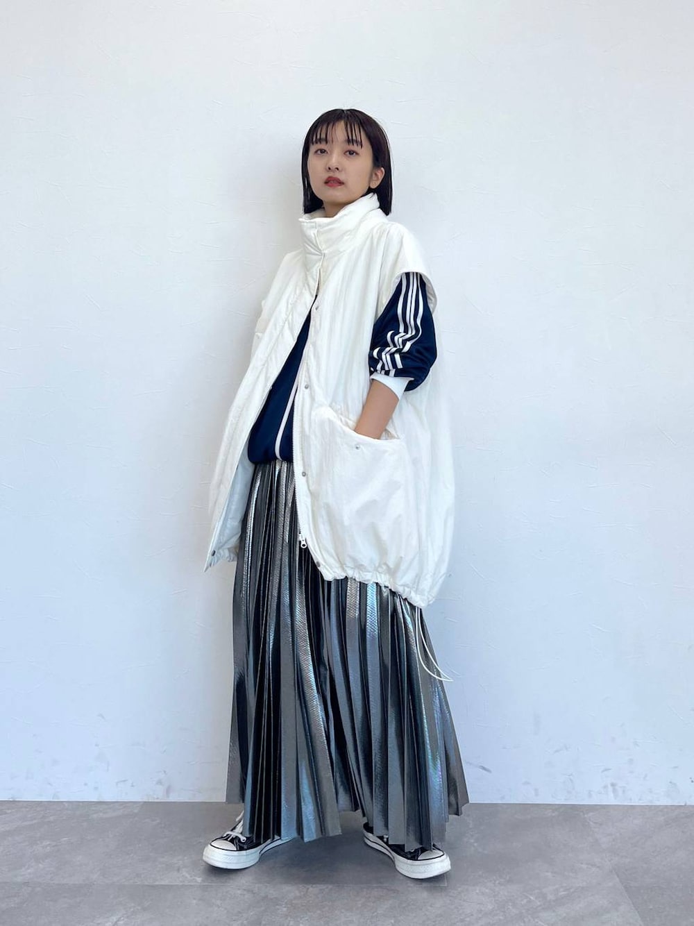 「カジュアル、スカート」｜「JEANASISのソデ2WAY M-65コート/169187（ナイロンジャケット、ホワイト系）」を使った、山形真理さん（レディース・155cm）の冬コーディネートの1枚目の写真
