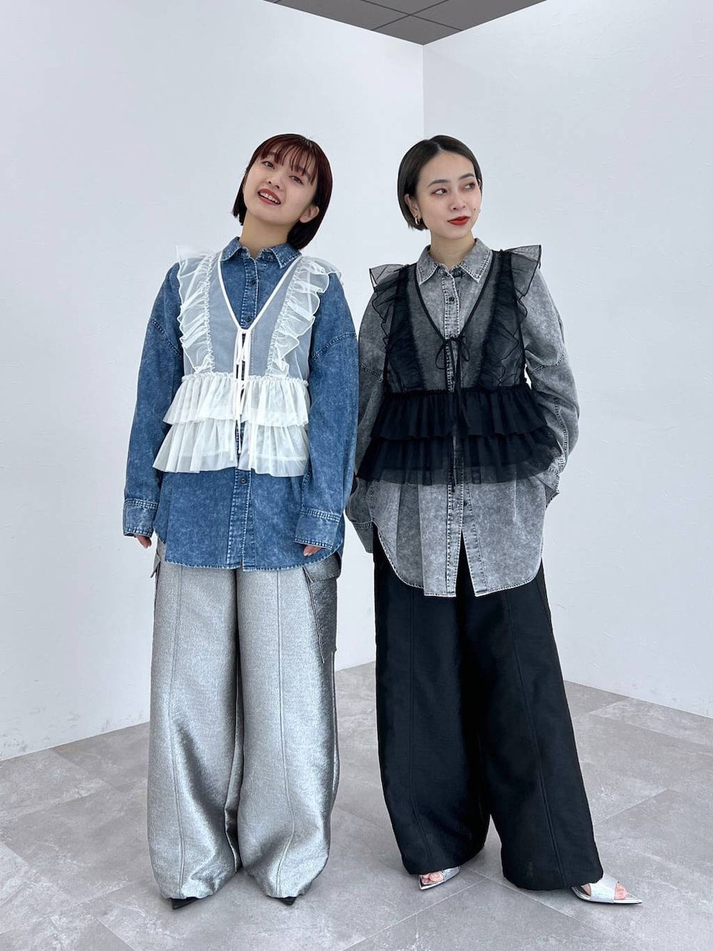 「カジュアル、レイヤードスタイル」｜「JEANASISのシェードブリーチBIGシャツ/105797（シャツ/ブラウス、ブルー系）」を使った、山形真理さん（レディース・155cm）の春コーディネートの1枚目の写真