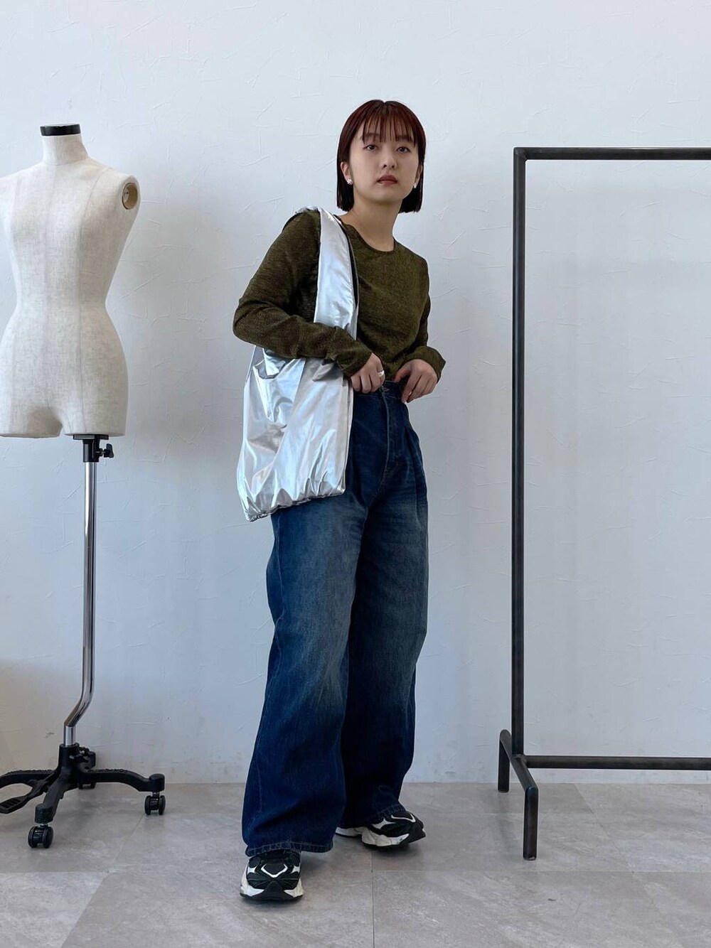 「カジュアル、デニムパンツ、女子ウケ、女子会」｜「JEANASISのラメテンジクシアーLS TEE/102750（Tシャツ/カットソー、ゴールド系）」を使った、山形真理さん（レディース・155cm）の冬コーディネートの1枚目の写真