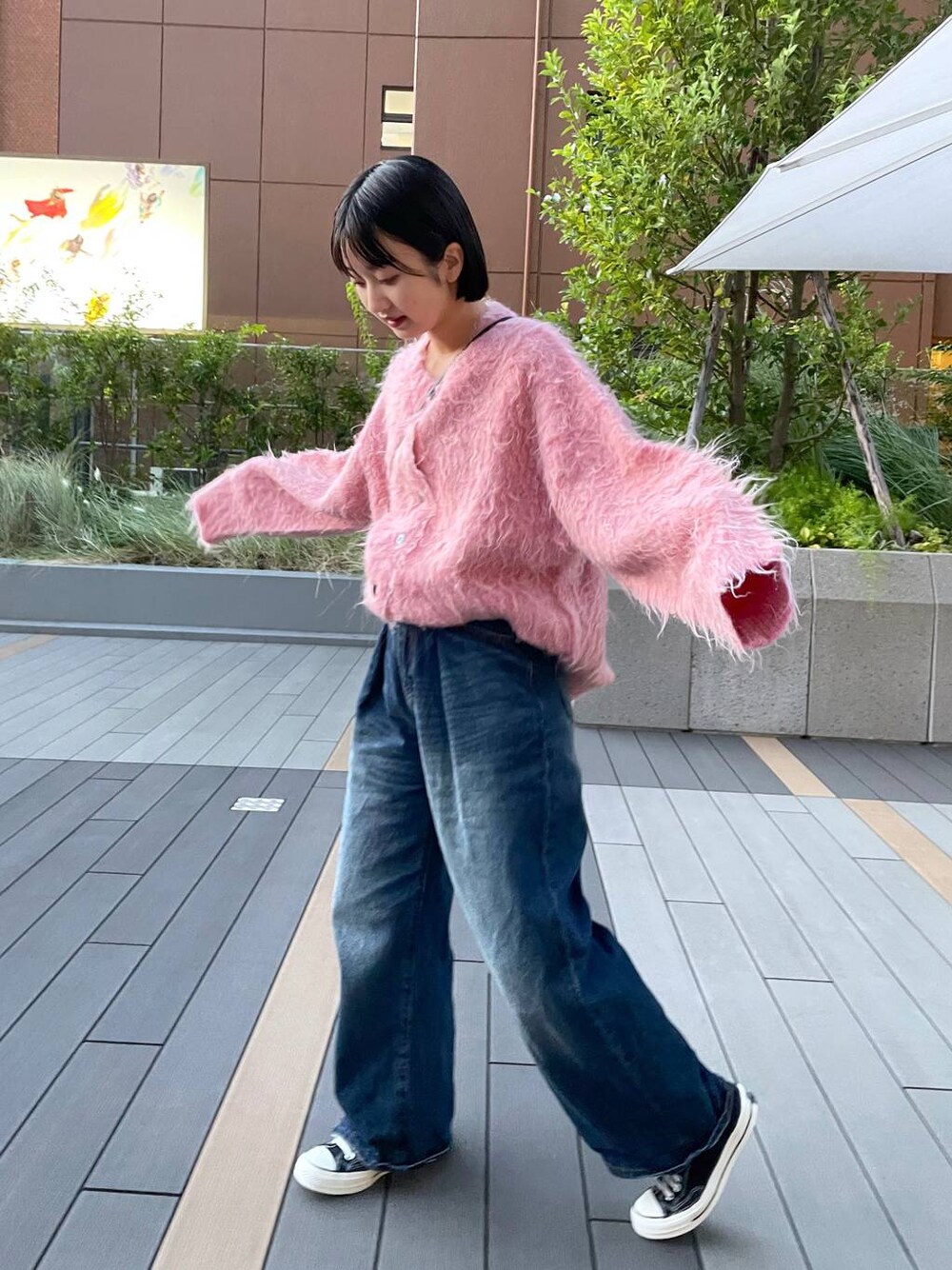 「デニムパンツ、カーディガン」｜「JEANASISのリッチシャギーオーバークルーカーディガン/173160（カーディガン/ボレロ、ピンク系）」を使った、山形真理さん（レディース・155cm）の秋コーディネートの1枚目の写真