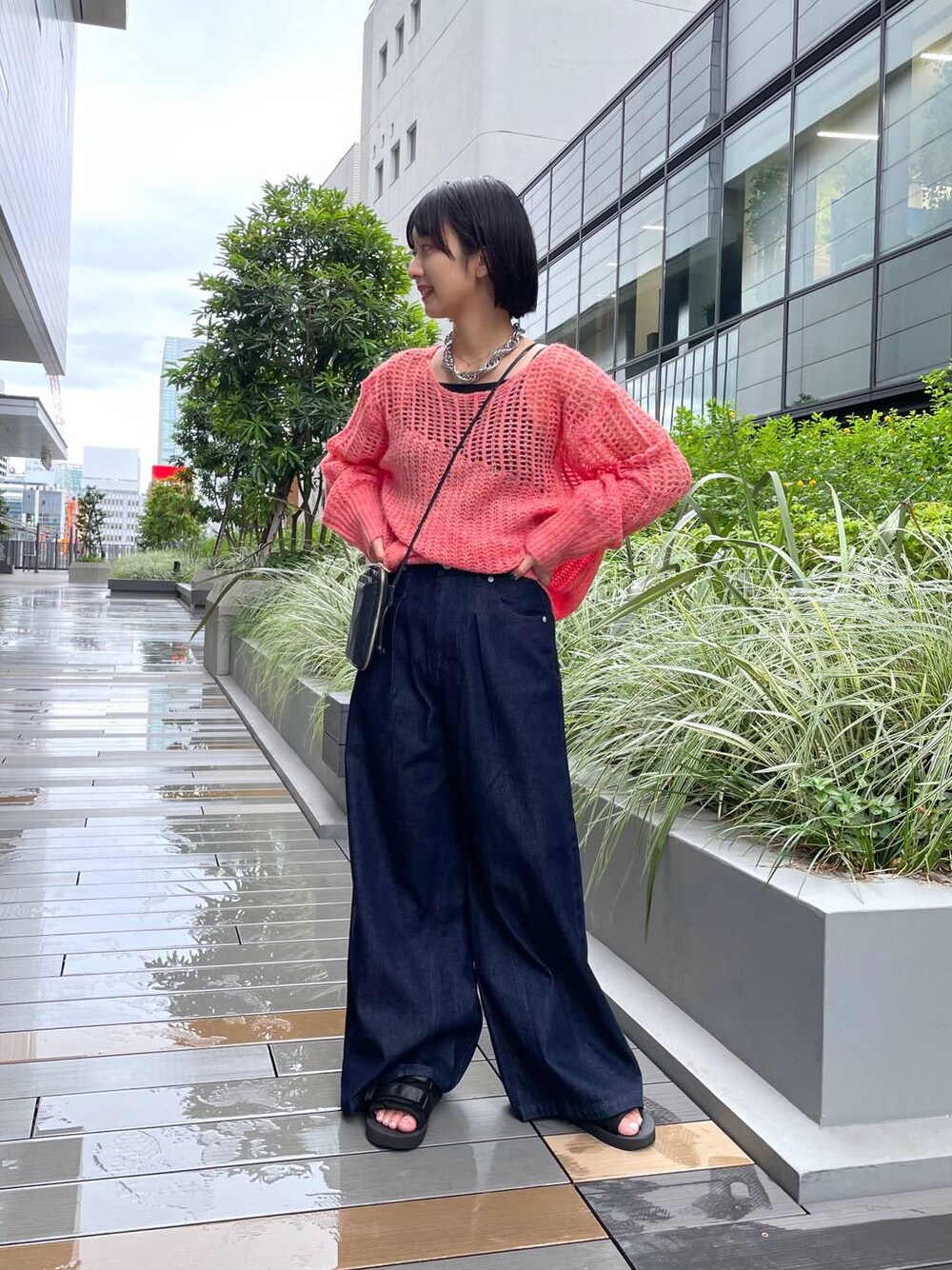 「ニット、デニムパンツ」｜「BAYFLOWのTuckWideJeans（デニムパンツ、ブルー系）」を使った、山形真理さん（レディース・155cm）の夏コーディネートの1枚目の写真