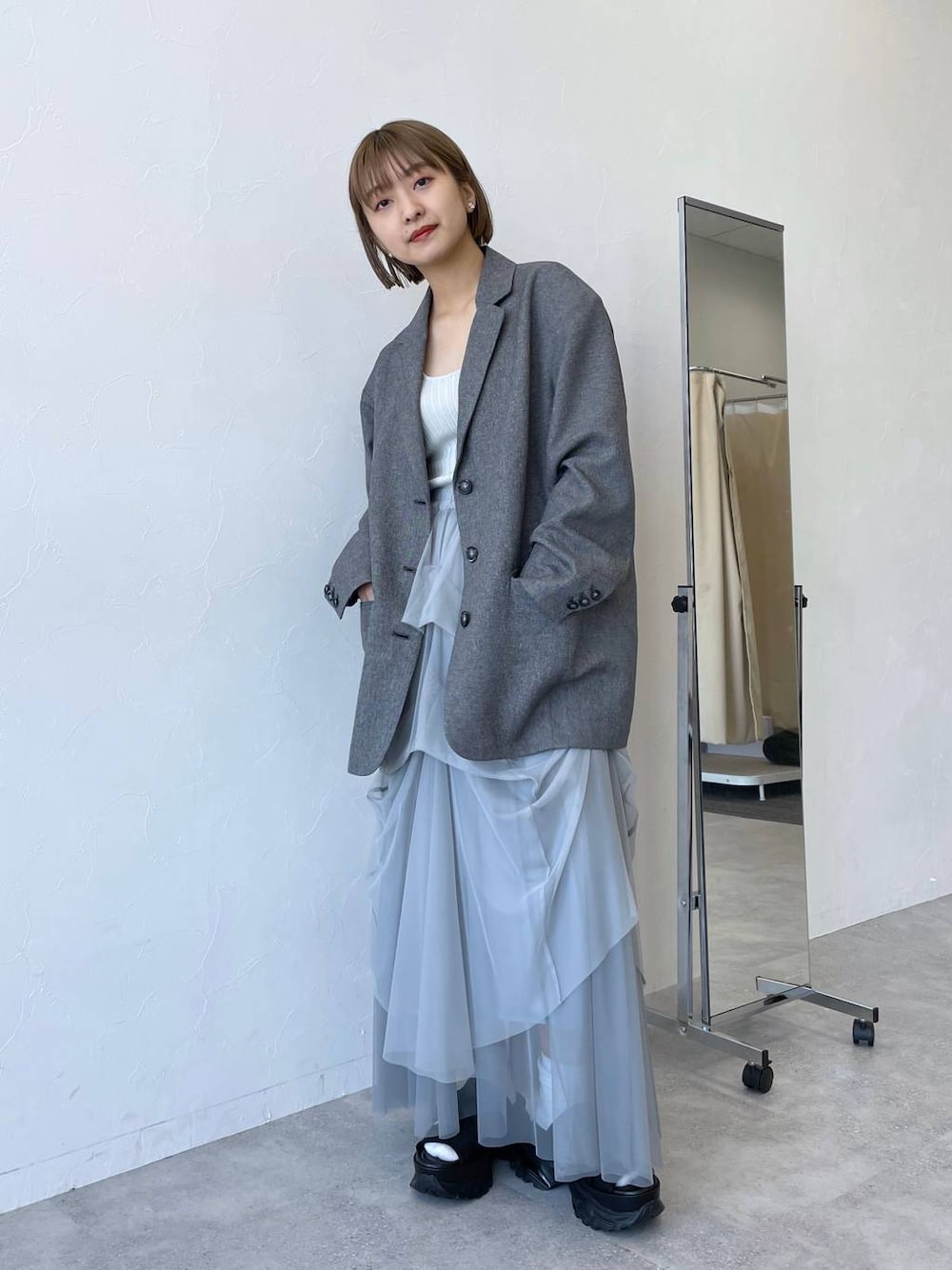 「ジャケット、スカート」｜「JEANASISの【SET UP対応】バックギャザーテーラードジャケット/105251（テーラードジャケット、グレー系）」を使った、山形真理さん（レディース・155cm）の春コーディネートの1枚目の写真