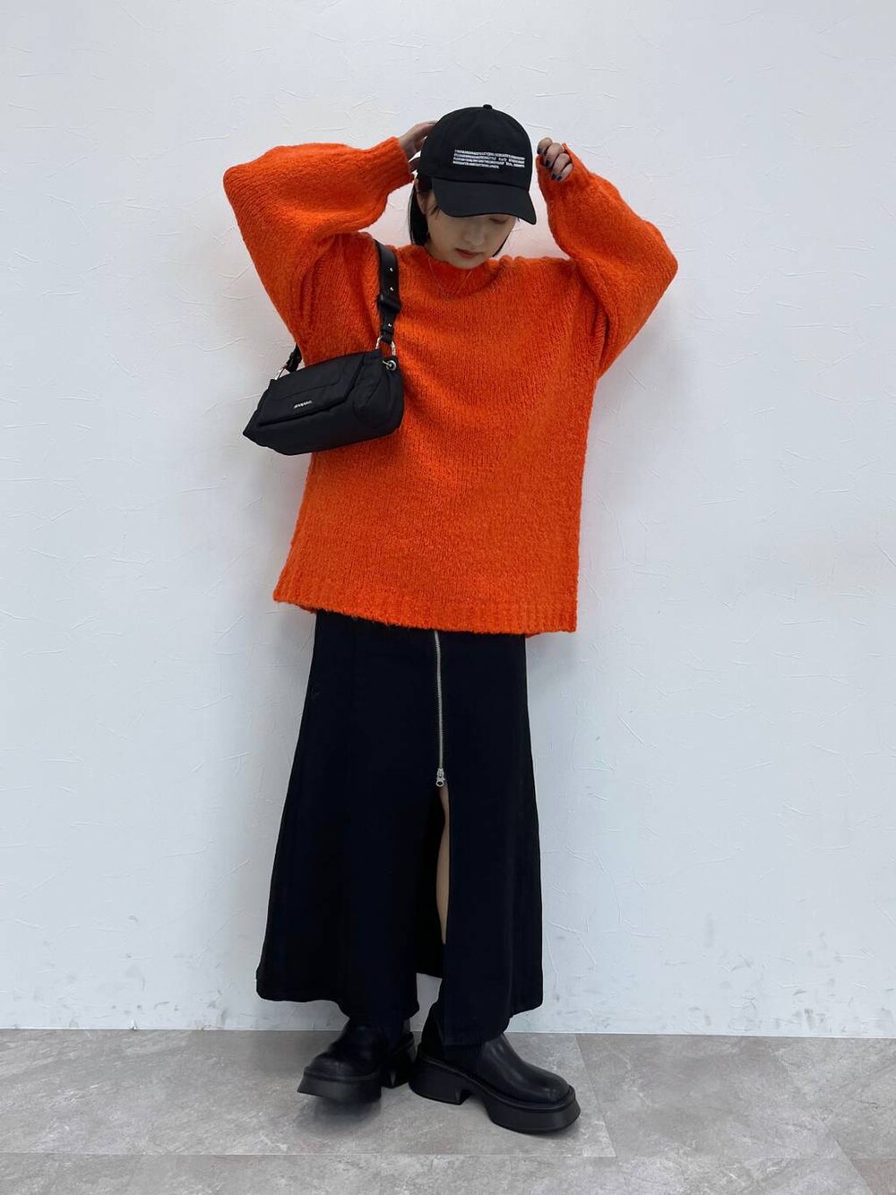 「ワンピース、ニット、カジュアル、キャップ」｜「JEANASISのスクエアトゥニットゴアブーツ/125427（ブーツ、ブラック系）」を使った、山形真理さん（レディース・155cm）の秋コーディネートの1枚目の写真