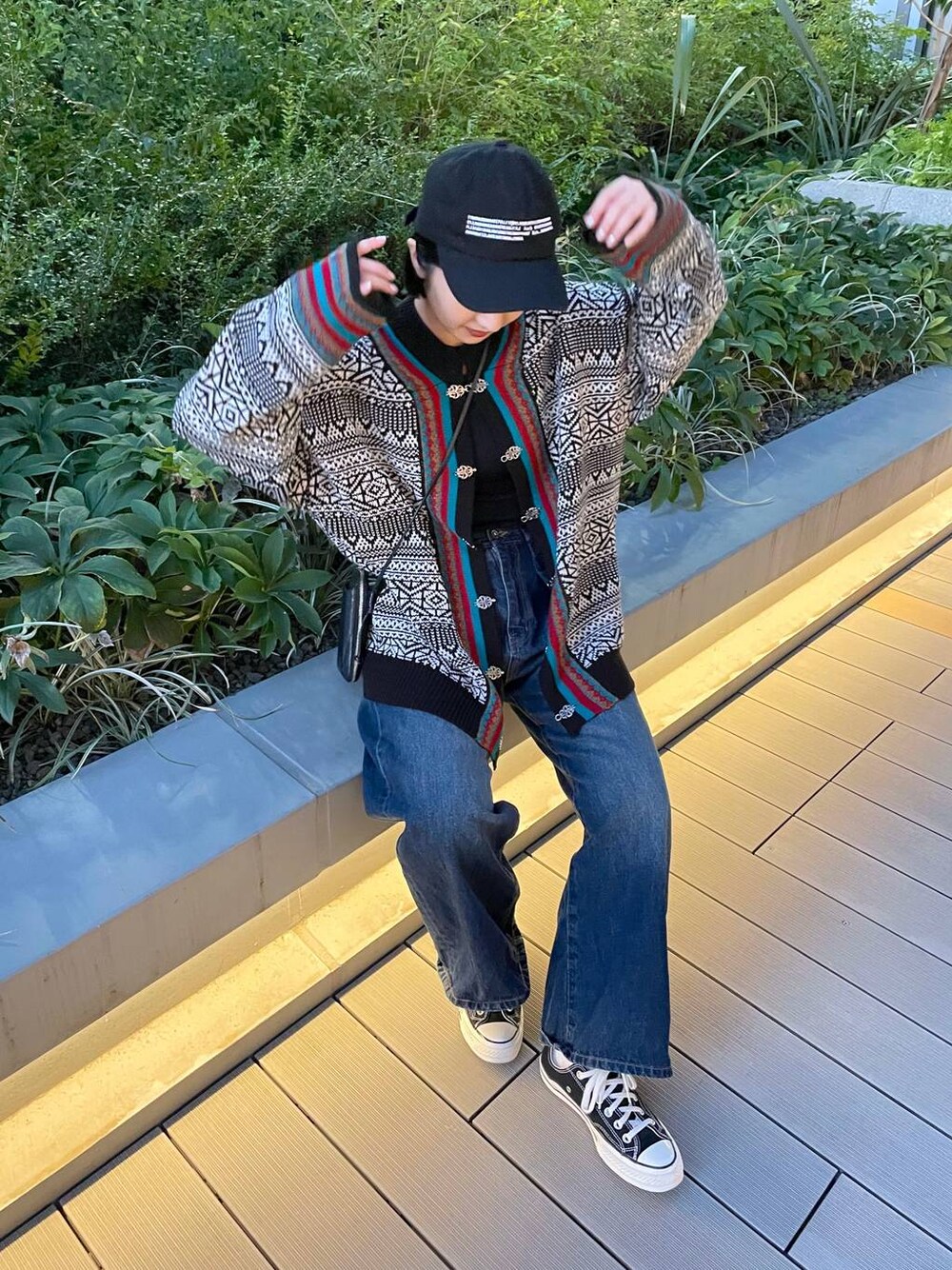 「デニムパンツ、カーディガン、ニット」｜「JEANASISのチロルカーディガン/169183（カーディガン/ボレロ、ブラック系）」を使った、山形真理さん（レディース・155cm）の秋コーディネートの1枚目の写真