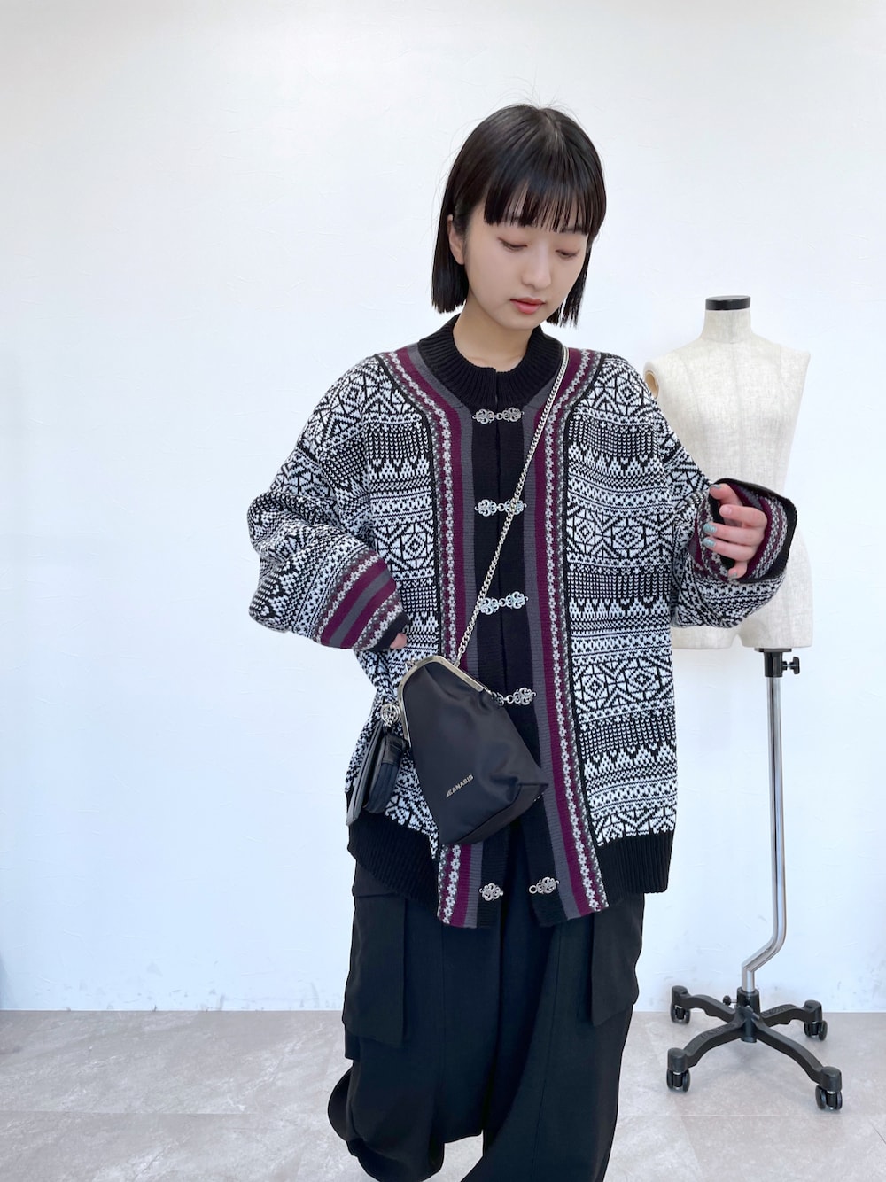 「カーディガン、チロルカーディガン、オールブラック、オールブラックコーデ、カーゴパンツ、カーゴパンツコーデ、ワントーンコーデ、カジュアルコーデ、ママファッション」｜「JEANASISのハイウエストフラップポケットパンツ/187913（カーゴパンツ、ブラック系）」を使った、山形真理さん（レディース・156cm）の春コーディネートの1枚目の写真