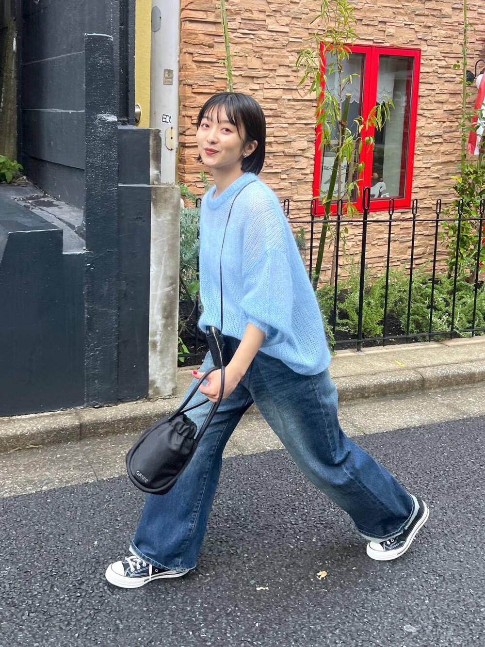 「ニット、デニムパンツ、カジュアル、雨の日コーデ」｜「A part byのモヘヤニットプルオーバー（ニット/セーター、ブルー系）」を使った、山形真理さん（レディース・155cm）の秋コーディネートの1枚目の写真