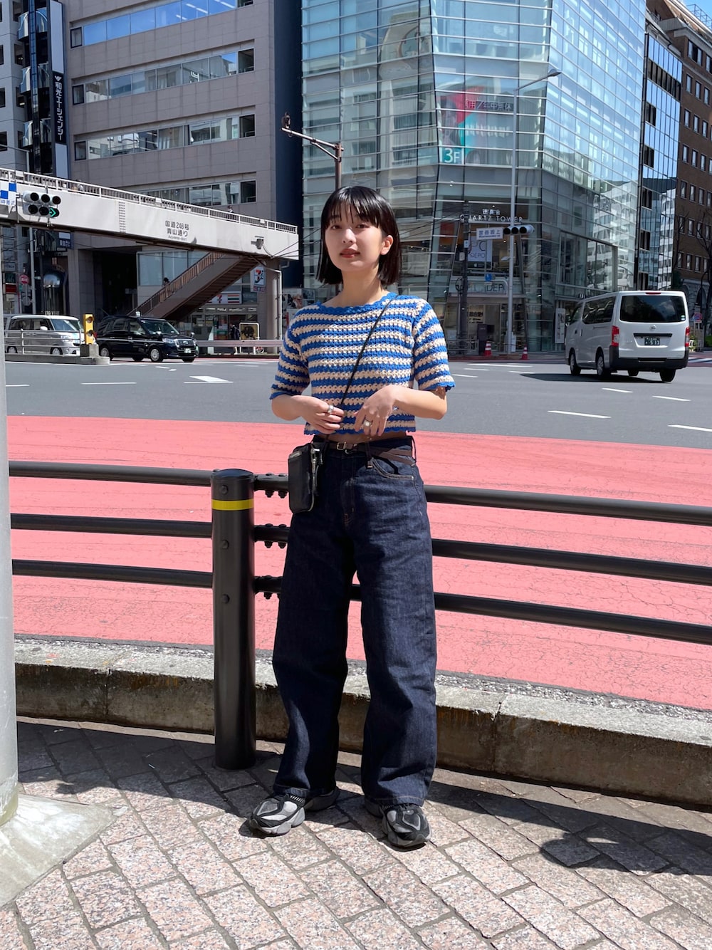 「春コーデ、デニムパンツ、ローライズ、シンプルスタイル、オトナカジュアル、FOREVER 21、骨格ウェーブ、低身長コーデ、低身長女子、スニーカー女子、スニーカーコーデ」｜「FOREVER 21のローライズワイドデニムパンツ（デニムパンツ、ブルー系）」を使った、山形真理さん（レディース・156cm）の春コーディネートの1枚目の写真
