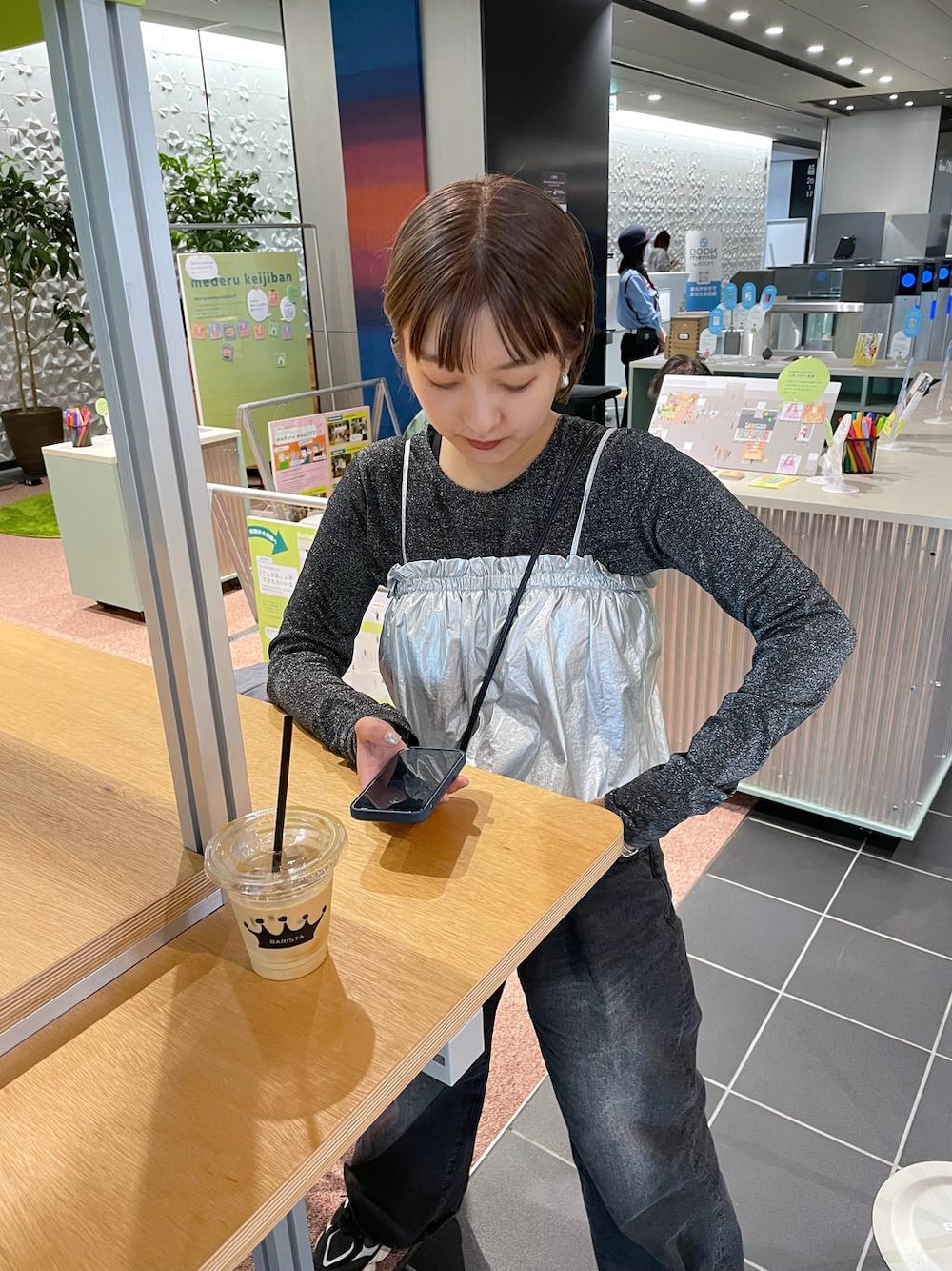 「ビスチェ、女子ウケ」｜「JEANASISのラメテンジクシアーLS TEE/102750（Tシャツ/カットソー、ブラック系）」を使った、山形真理さん（レディース・155cm）の春コーディネートの1枚目の写真