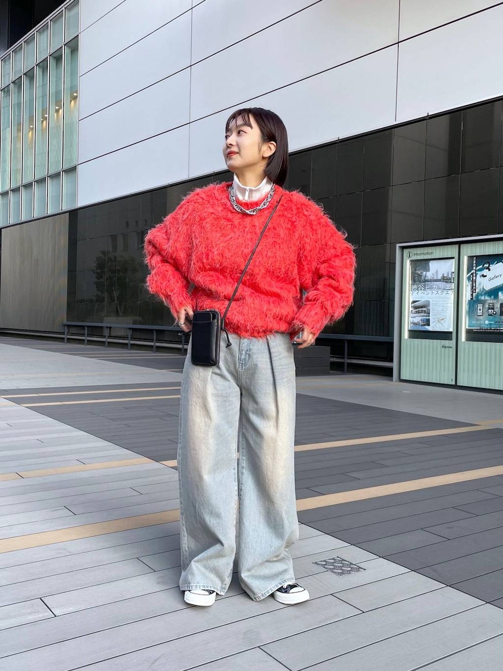 「デニムパンツ、ニット、冬コーデ、カジュアル」｜「JEANASISのビンテージライクネックレス/968929（ネックレス、シルバー系）」を使った、山形真理さん（レディース・155cm）の秋コーディネートの1枚目の写真