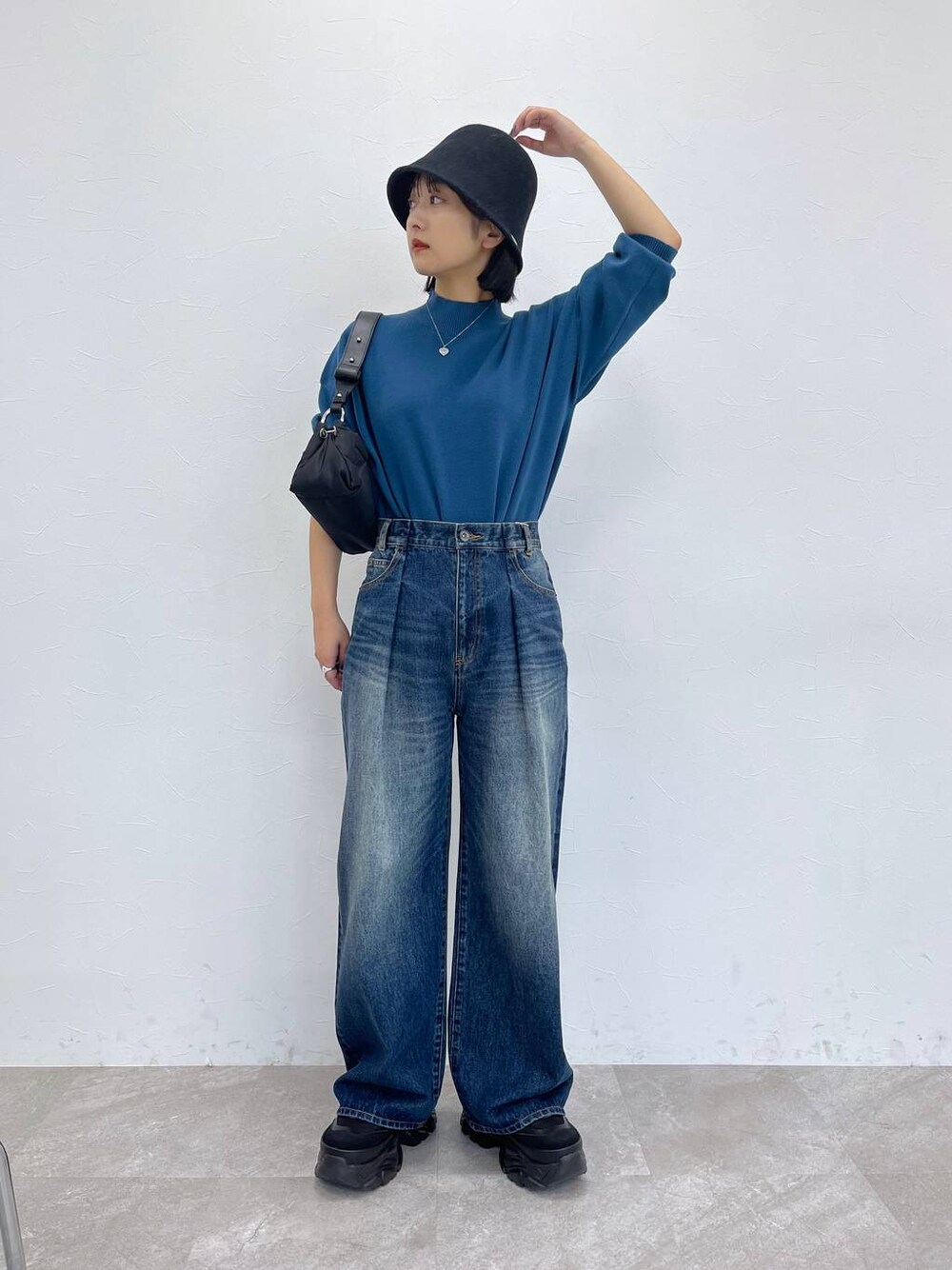 「デニムパンツ、ニット、カジュアル」｜「JEANASISのウールベルハット/906415（ハット、ブラック系）」を使った、山形真理さん（レディース・155cm）の秋コーディネートの1枚目の写真