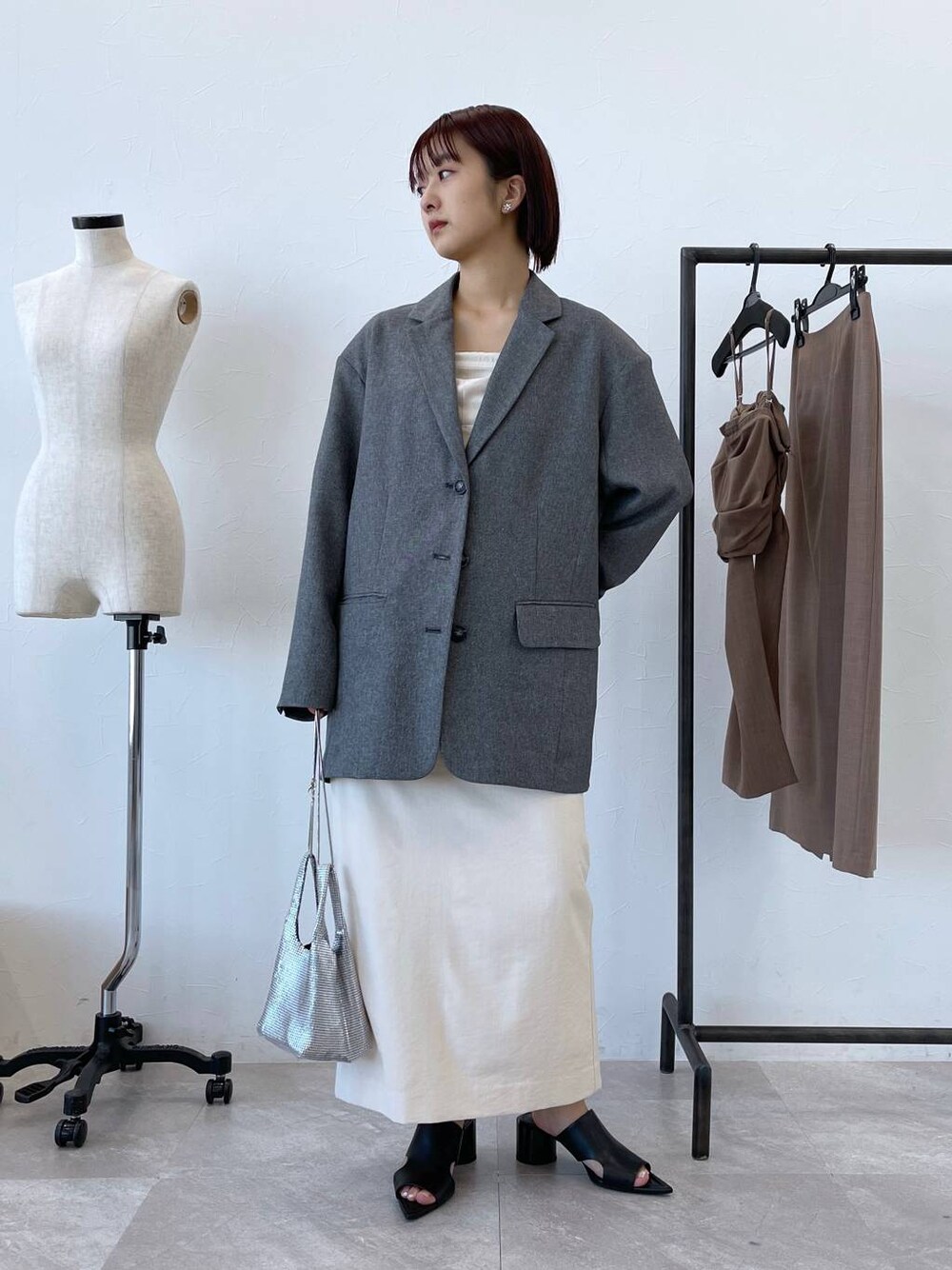 「ジャケット、きれいめ、女子ウケ」｜「JEANASISの【SET UP対応】バックギャザーテーラードジャケット/105251（テーラードジャケット、グレー系）」を使った、山形真理さん（レディース・155cm）の冬コーディネートの1枚目の写真
