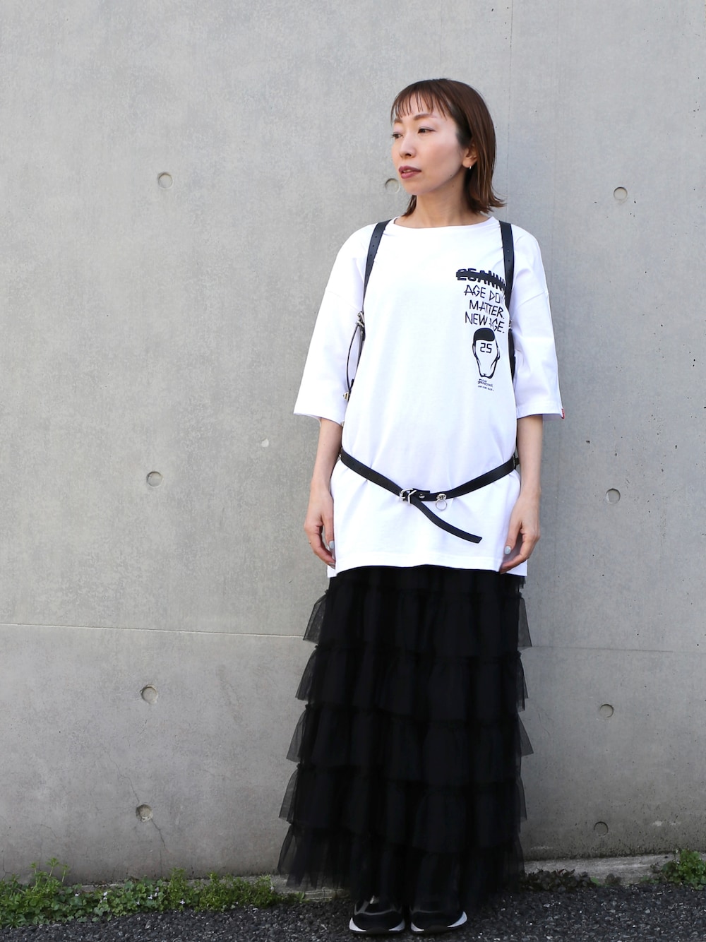 「大人カジュアル、パンクドランカーズ、パンク、モノトーン、ハーネス、黒、ニューバランス、スニーカー、ロングスカート、Tシャツ、白Tシャツ、パンクコーデ、ストリート、ジャムホームメイド(JAM HOME MADE)、JAM HOME MADE」｜「JAM HOME MADEのアイテム（Tシャツ/カットソー、ホワイト系）」を使った、Nagasawa Kazukoさん（レディース・152cm）の春コーディネートの1枚目の写真
