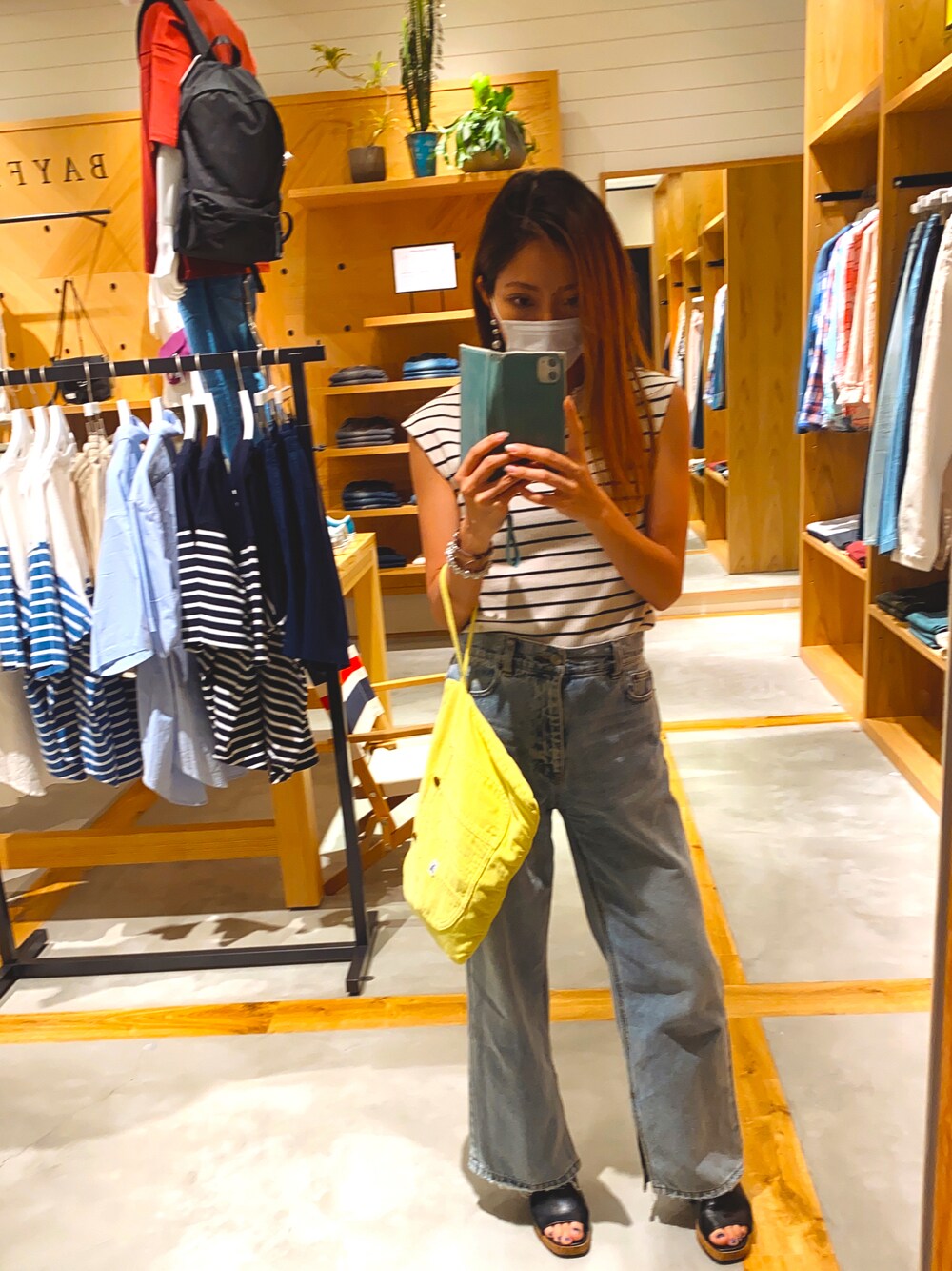 「OZOCの◆切り替えデニムワイドパンツ（デニムパンツ、ブルー系）」を使った、ayachiroさん（レディース・160cm）の秋コーディネートの1枚目の写真