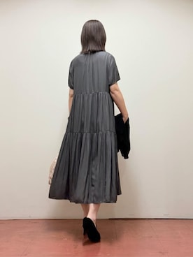 「MK MICHEL KLEIN（エムケーミッシェルクラン）の[UVカット/接触冷感/洗える]ティアードデザインサテンワンピース（ワンピース、グレー系）」を使った、MKミッシェルクランさん（レディース・157cm）の夏コーディネート