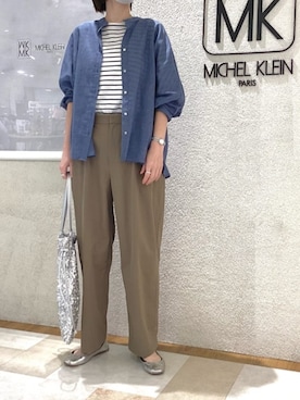 「MK MICHEL KLEIN（エムケーミッシェルクラン）の[接触冷感/通気性/洗える]ラミーリネン混シャツブラウス（シャツ/ブラウス、ブルー系）」を使った、MKミッシェルクランさん（レディース・157cm）の夏コーディネート