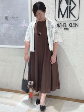 「MK MICHEL KLEIN（エムケーミッシェルクラン）のシュリングレザー台形ショルダーバッグ（その他小物、ブラック系）」を使った、MKミッシェルクランさん（レディース・163cm）の夏コーディネート
