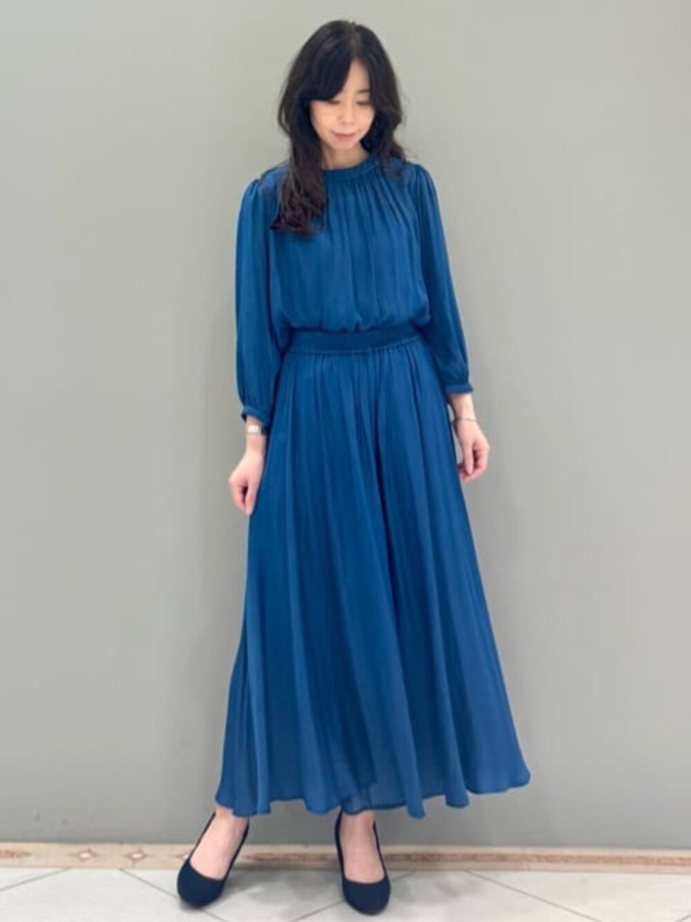 ブルー系のシャツ/ブラウス、ブルー系のその他パンツを着用したレディースの秋コーディネートの1枚目の写真