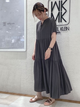 「MK MICHEL KLEIN（エムケーミッシェルクラン）の[UVカット/接触冷感/洗える]ティアードデザインサテンワンピース（ワンピース、グレー系）」を使った、MKミッシェルクランさん（レディース・163cm）の夏コーディネート
