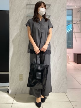 「MK MICHEL KLEIN（エムケーミッシェルクラン）の[軽量/A4収納可]合成皮革シンプルロゴトートバッグ（トートバッグ、ブラック系）」を使った、MKミッシェルクランさん（レディース・163cm）の夏コーディネート