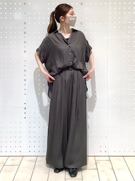 「MK MICHEL KLEIN（エムケーミッシェルクラン）の[瞬美シリーズ/UVカット/接触冷感/洗える]サテンワイドパンツ（その他パンツ、グレー系）」を使った、MKミッシェルクランさん（レディース・162cm）の春コーディネート