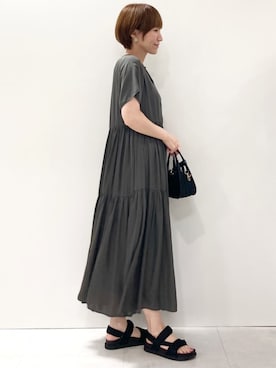 「MK MICHEL KLEIN（エムケーミッシェルクラン）の[UVカット/接触冷感/洗える]ティアードデザインサテンワンピース（ワンピース、グレー系）」を使った、MKミッシェルクランさん（レディース・163cm）の夏コーディネート