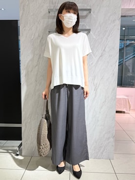 「MK MICHEL KLEIN（エムケーミッシェルクラン）の[UVカット/接触冷感/洗える]Vネックニットプルオーバー（ニット/セーター、ホワイト系）」を使った、MKミッシェルクランさん（レディース・157cm）の夏コーディネート