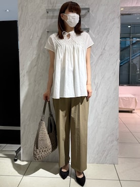 「MK MICHEL KLEIN（エムケーミッシェルクラン）の[洗える]ハンドスモッキングブラウス（Tシャツ/カットソー、ホワイト系）」を使った、MKミッシェルクランさん（レディース・157cm）の夏コーディネート