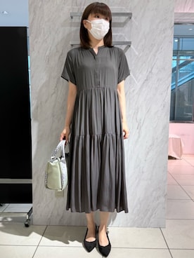 「MK MICHEL KLEIN（エムケーミッシェルクラン）の[UVカット/接触冷感/洗える]ティアードデザインサテンワンピース（ワンピース、グレー系）」を使った、MKミッシェルクランさん（レディース・157cm）の夏コーディネート