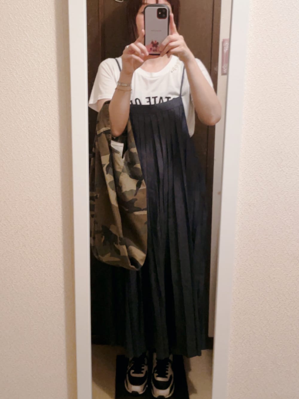 「ラクチンコーデ、オトナ女子、夏、シンプル、カジュアル、ロングスカート、オトナカジュアル、白Tシャツ」｜「URBAN RESEARCHのアイテム（Tシャツ/カットソー、ホワイト系）」を使った、yoyo☺︎さん（レディース・160cm）の夏コーディネートの1枚目の写真