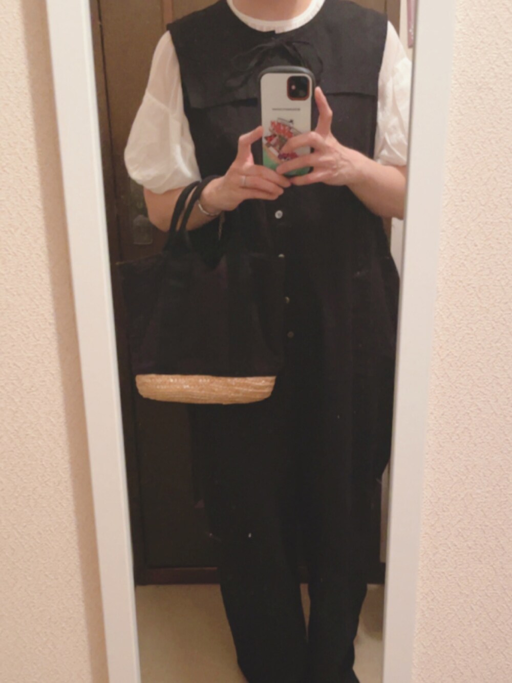 ホワイト系のシャツ/ブラウス、ホワイト系のスニーカー、ブラック系のオールインワン・サロペットを着用したレディースの夏コーディネートの1枚目の写真