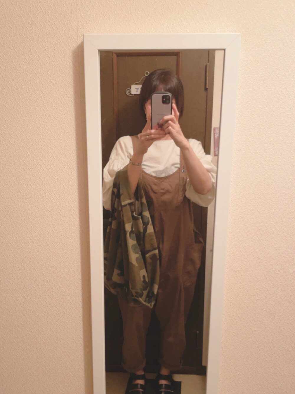 ホワイト系のシャツ/ブラウス、グリーン系のサロペット/オーバーオール、グリーン系のトートバッグを着用したレディースの夏コーディネートの1枚目の写真