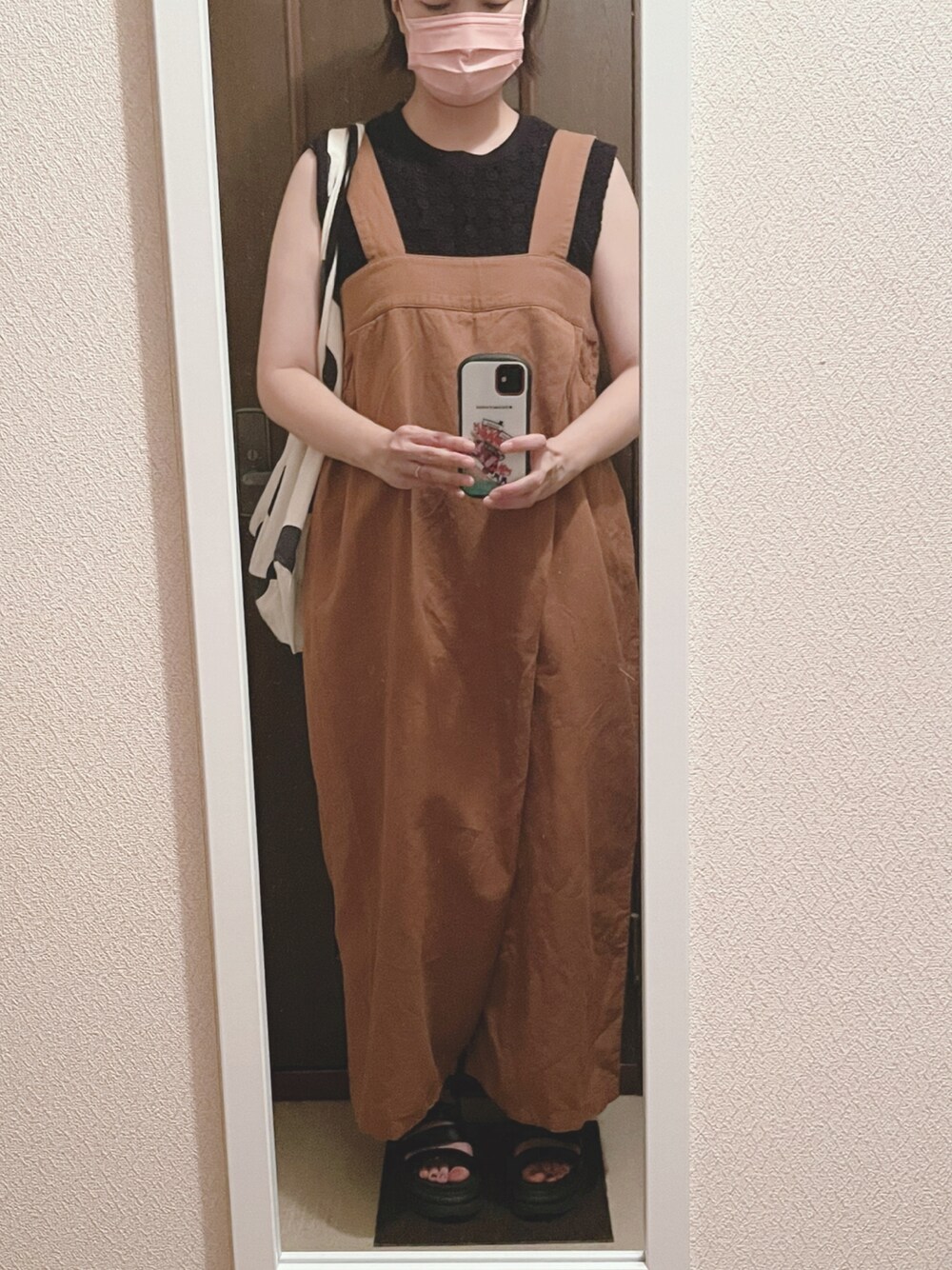 ブラウン系のサロペット/オーバーオール、ブラック系のサンダルを着用したレディースの夏コーディネートの1枚目の写真