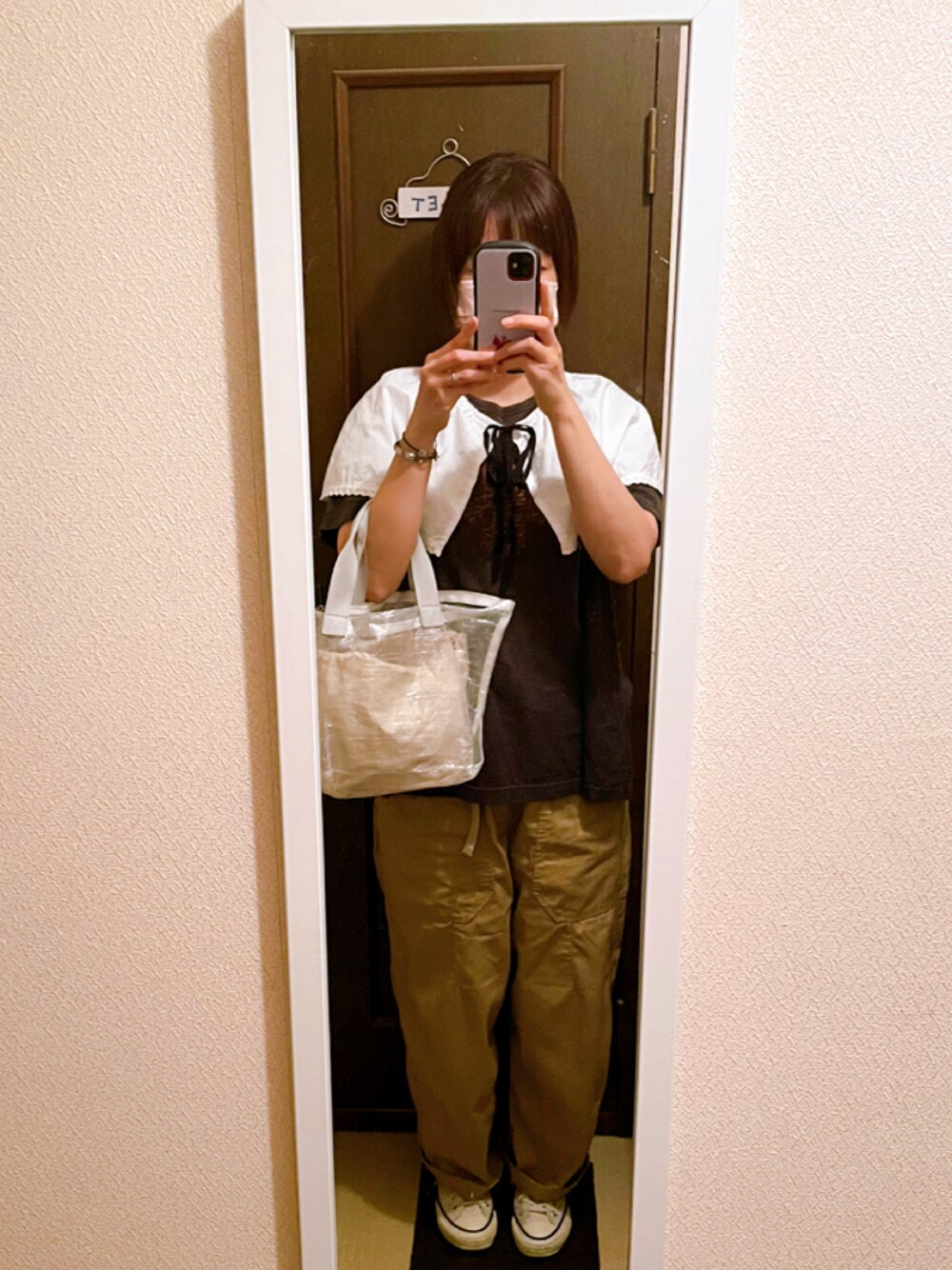 ホワイト系のトートバッグ、ベージュ系のその他パンツ、グレー系のTシャツ/カットソーを着用したレディースの夏コーディネートの1枚目の写真