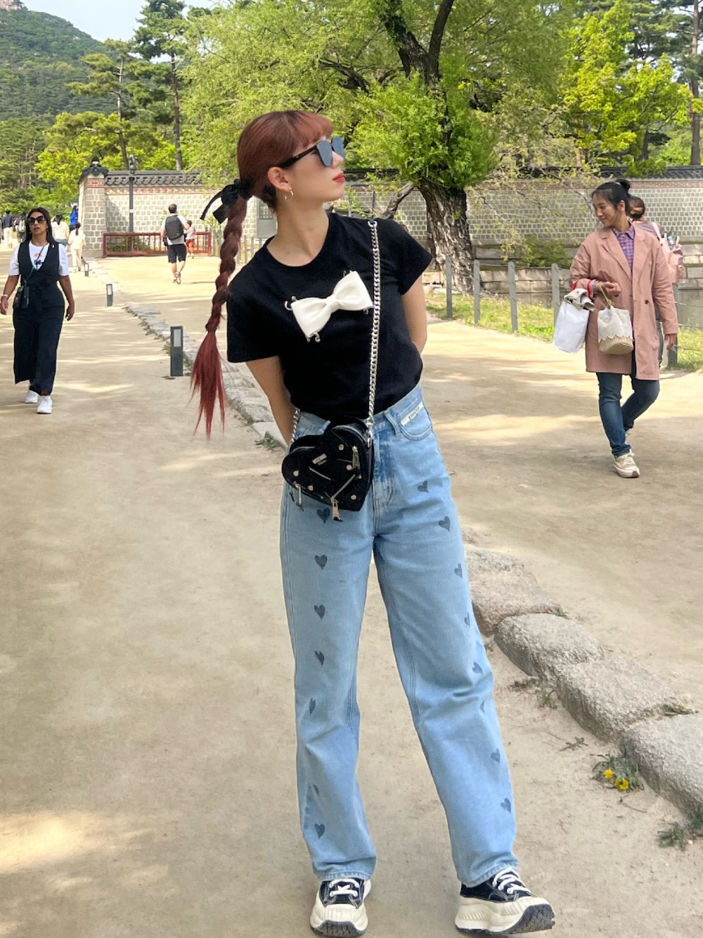 「KIMHEKIM、デニムコーデ、スニーカーコーデ、夏コーデ、サングラス、gentlemonster」｜「kimhekimのアイテム（デニムパンツ、ブルー系）」を使った、Rihonaさん（レディース・160cm）の春コーディネートの1枚目の写真