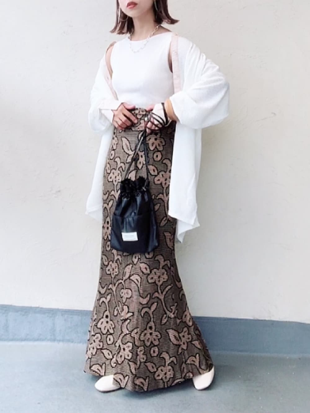 ホワイト系のシャツ/ブラウス、ブラック系のスカート、ブラック系のショルダーバッグを着用したレディースの秋コーディネートの1枚目の写真