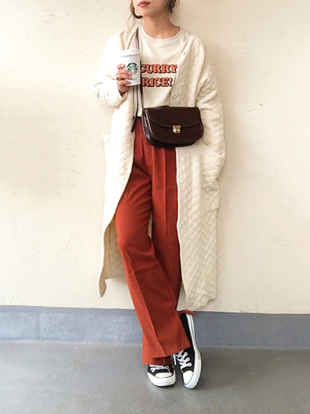 「ロゴT、カラーパンツ、秋色、ロングコート、スニーカーコーデ、秋服、低身長、オトナ女子、だから秋服が好き」｜「ChillfarのCURRY RICE ゆるっとTシャツ（Tシャツ/カットソー、ホワイト系）」を使った、emiko☆さん（レディース・155cm）の秋コーディネートの1枚目の写真