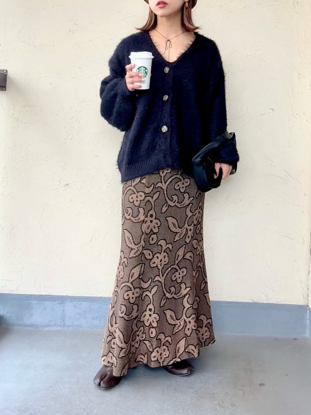 「冬を彩る色いろコーデ、マーメイドスカート、TODAYFUL、カーディガン、シャギーニット、ロングスカート、ハンドバッグ、ブーツ、オトナ女子、低身長コーデ、大人女子、チョーカー」｜「GOLDYのロング レングス リボン ネックレス（ネックレス、ブラック系）」を使った、emiko☆さん（レディース・155cm）の冬コーディネートの1枚目の写真
