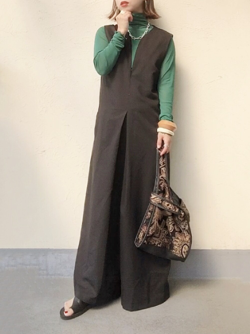 グリーン系のTシャツ/カットソー、ブラック系のサロペット/オーバーオール、ブラック系のトートバッグを着用したレディースの夏コーディネートの1枚目の写真