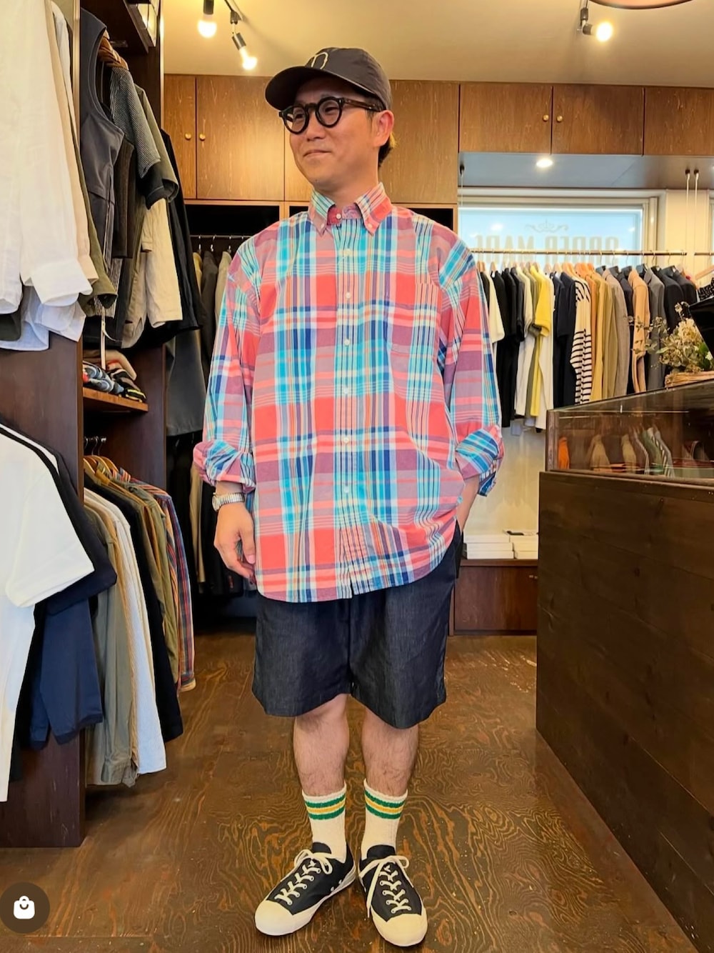 「やっぱり帽子が好き、柄シャツ、サングラス、シャツスタイル、シンプルスタイル、大人カジュアル、ショートパンツ、30代コーデ、メンズコーデ、スニーカー、チェックシャツ、メガネ男子」｜「THE H.W. DOG & CO. のアイテム（キャップ、ブラック系）」を使った、SLOW JAM平沼さん（メンズ・165cm）の春コーディネートの1枚目の写真
