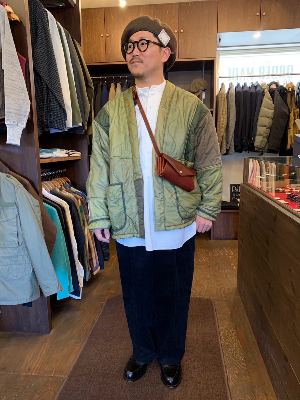 「お洒落さんとつながりたい、今日のコーデ、カジュアルコーデ、メンズコーデ、メガネ男子」｜「THE H.W. DOG & CO. のアイテム（ハンチング/ベレー帽、ブラウン系）」を使った、SLOW JAM平沼さん（メンズ・165cm）の冬コーディネートの1枚目の写真