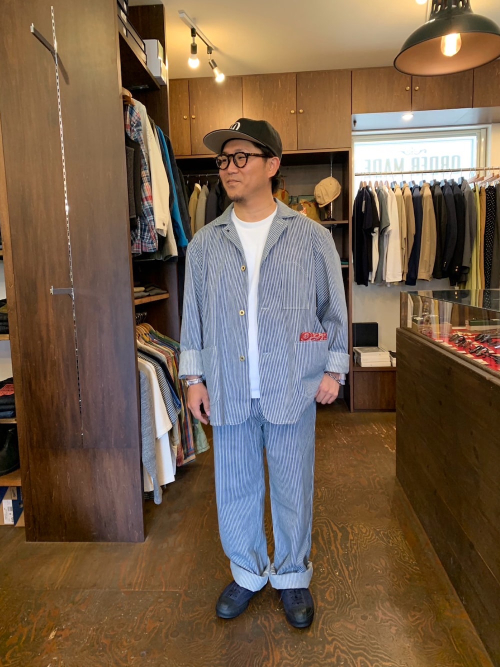 「夏コーデ、白Tシャツ、オトナカジュアル、今日のコーデ、おしゃれさんと繋がりたい、大人カジュアルコーデ、スニーカー、メンズファッション、セットアップスタイル、めがね、アメカジ、ヒッコリー」｜「THE H.W. DOG & CO. のアイテム（キャップ、ブラック系）」を使った、SLOW JAM平沼さん（メンズ・165cm）の夏コーディネートの1枚目の写真