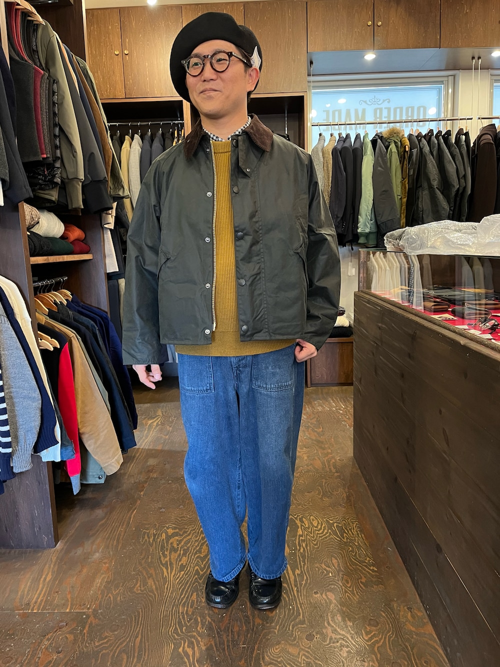 「冬コーデ、カジュアルコーデ、デニムコーデ、バブアー」｜「THE H.W. DOG & CO. のアイテム（ハンチング/ベレー帽、ブラック系）」を使った、SLOW JAM平沼さん（メンズ・165cm）の冬コーディネートの1枚目の写真