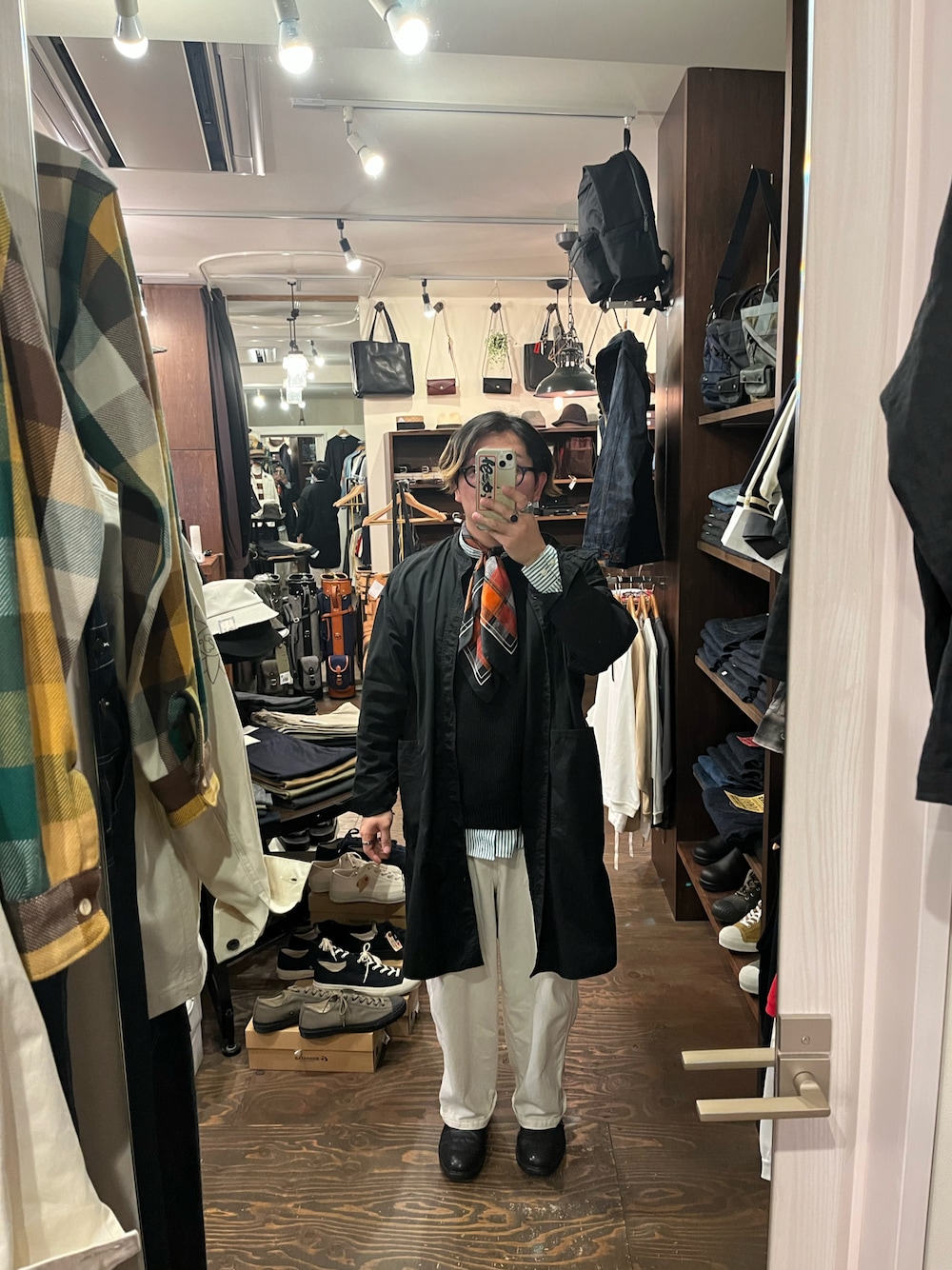 「春めき満開コーデ、スカーフ、シンプルコーデ、ファッションを楽しもう、デニムコーデ、初春コーデ、革靴、リラックススタイル、レイヤードスタイル、カジュアルコーデ、30代コーデ、低身長」｜「SPELLBOUNDのアイテム（シャツ/ブラウス、ブラック系）」を使った、SLOW JAM平沼さん（メンズ・165cm）の春コーディネートの1枚目の写真