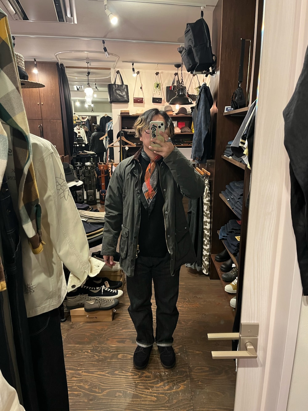 「ジャケット、スカーフ、春服コーデ、デニムコーデ、シンプルコーデ、低身長男子、はるコーデ、メンズコーデ、メガネ男子、ファッションの力を信じよう、バブアー、30代コーデ」｜「BarbourのBarbour　bedale wax jacket（その他アウター、グリーン系）」を使った、SLOW JAM平沼さん（メンズ・165cm）の春コーディネートの1枚目の写真