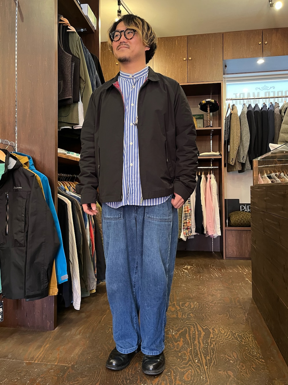 「今日のコーデ、メガネ男子、休日コーデ、メンズファッション、春、デニムパンツ、オトナカジュアル、大人カジュアル、ワイドデニム、30代コーデ、低身長コーデ、サイズ感が命」｜「BARACUTAのアイテム（ブルゾン、ブラック系）」を使った、SLOW JAM平沼さん（メンズ・165cm）の冬コーディネートの1枚目の写真