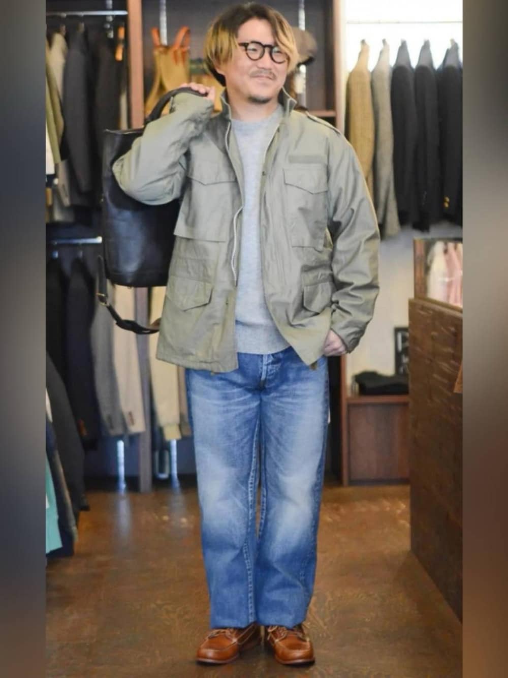 「休日スタイル、メンズファッション、シンプルスタイル、おしゃれさんと繋がりたい、オトナカジュアル、メガネ男子、レザーバッグ」｜「few.のアイテム（メガネ、ブラウン系）」を使った、SLOW JAM平沼さん（メンズ・165cm）の冬コーディネートの1枚目の写真