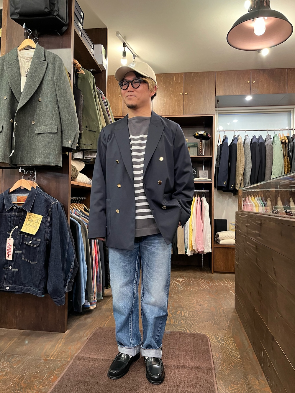 「今日のコーデ、春服コーデ、カジュアルコーデ、メンズファッション、お出かけコーデ、メガネ男子、キャップ、デニムコーデ、大人ファッション、30代メンズファッション、低身長コーデ、ブレザー」｜「SCYE BASICSのアイテム（キャップ、ベージュ系）」を使った、SLOW JAM平沼さん（メンズ・165cm）の春コーディネートの1枚目の写真